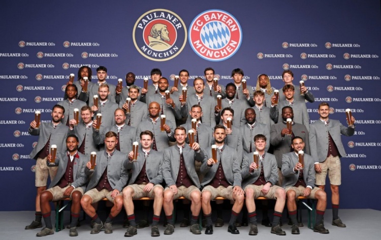 必发官方-迎接新赛季！拜仁官方晒全队手持啤酒的全家福合影