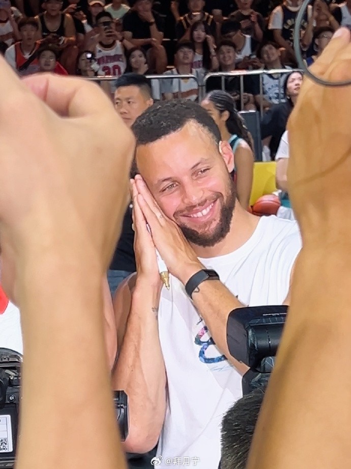 美女主播现场模仿库里招牌动作：晚安庆祝近在眼前